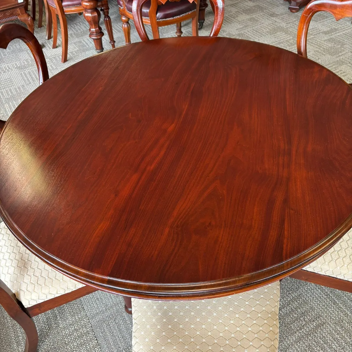 William VI mahogany round dining table & 6 chairs. - Image 3