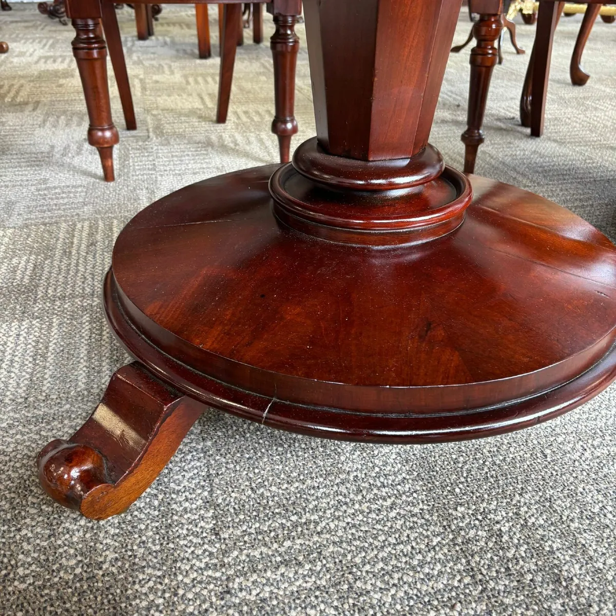 William VI mahogany round dining table & 6 chairs. - Image 4