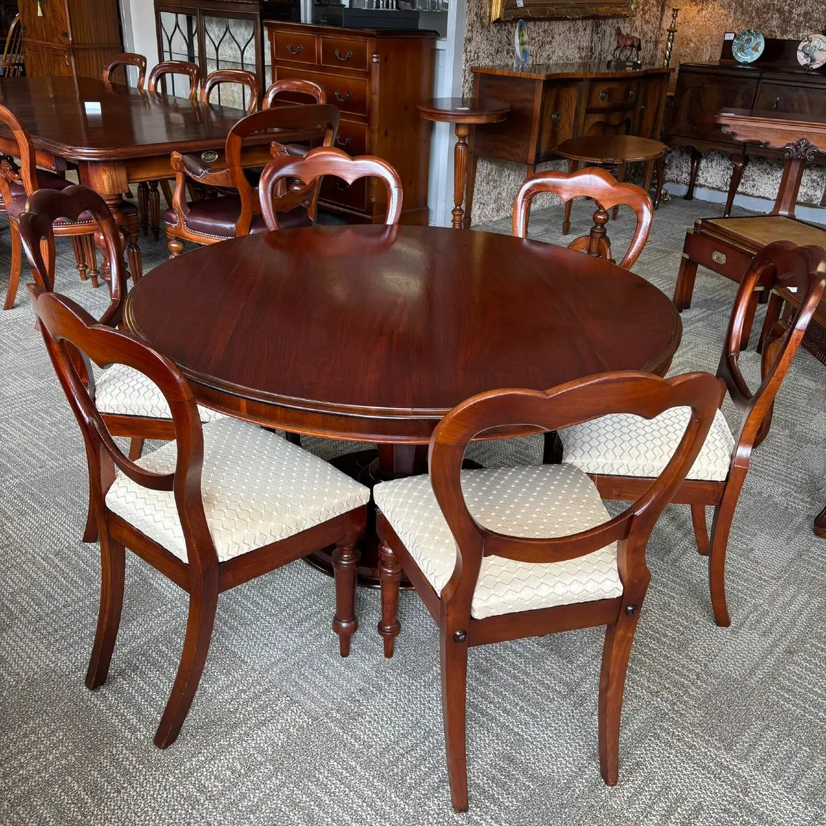 William VI mahogany round dining table & 6 chairs. - Image 1