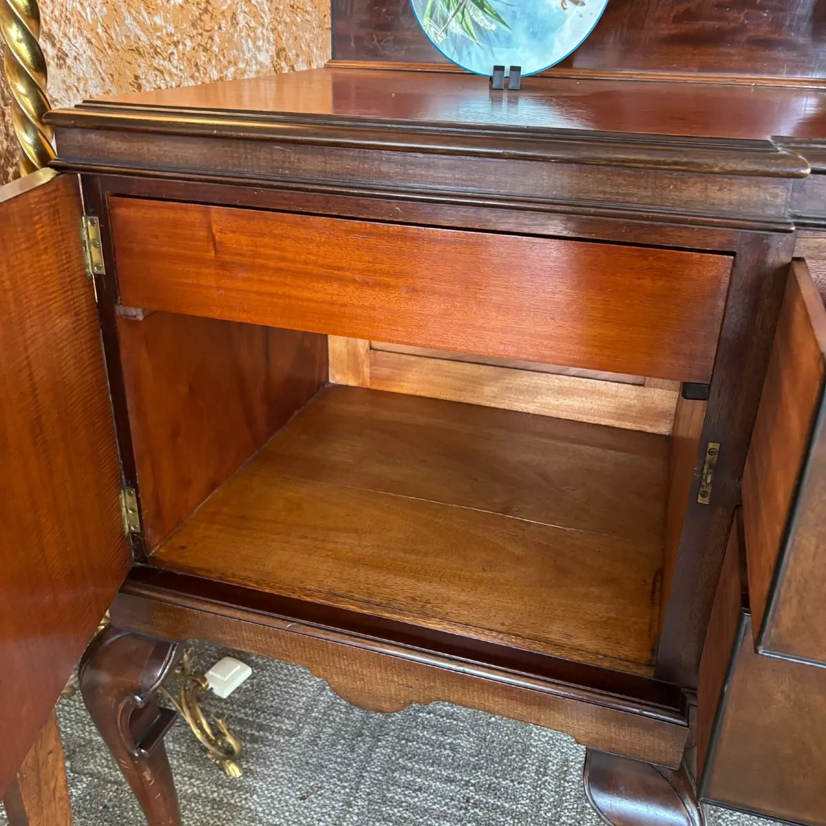 Beautiful mahogany concave front sideboard. Enclos - Image 2