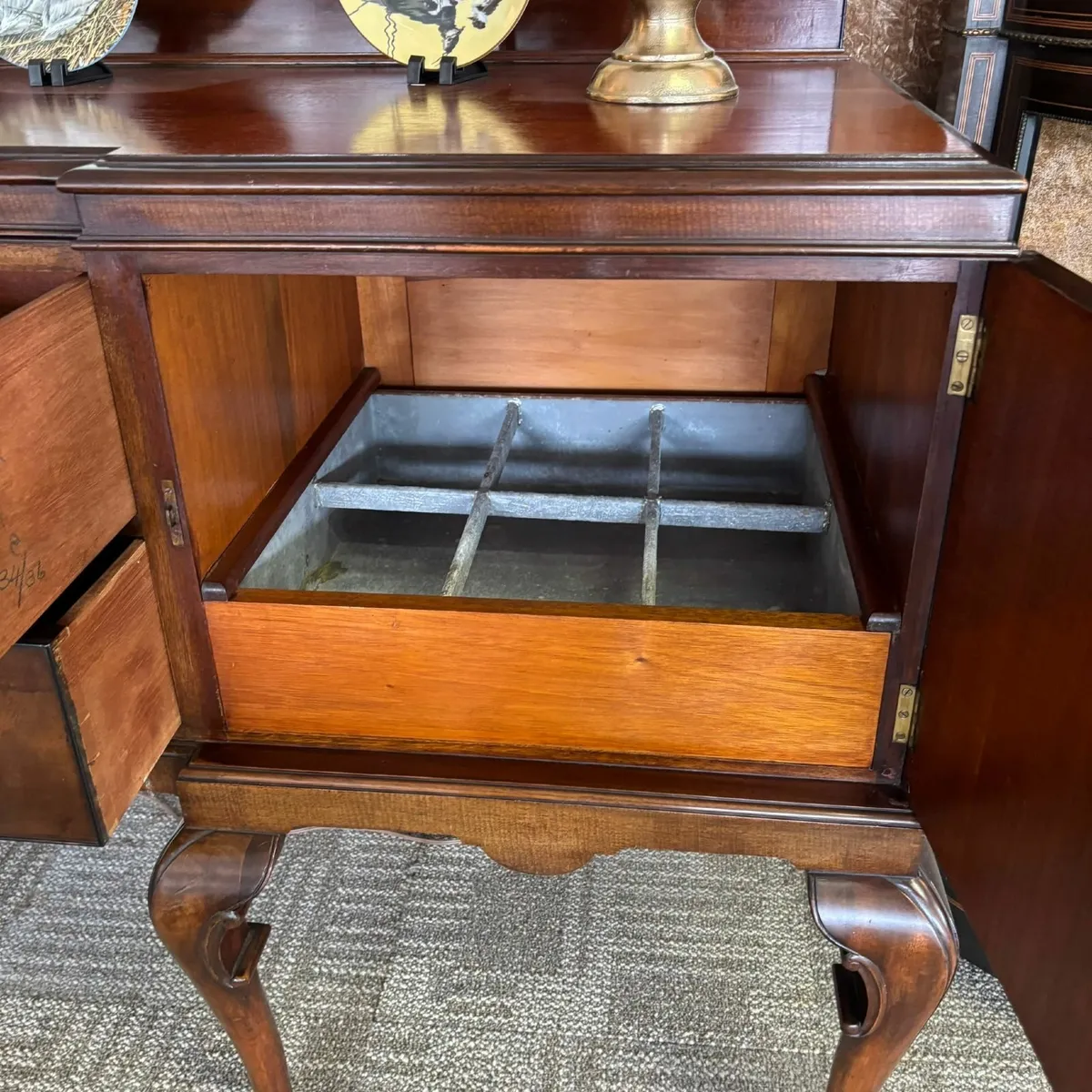 Beautiful mahogany concave front sideboard. Enclos - Image 4