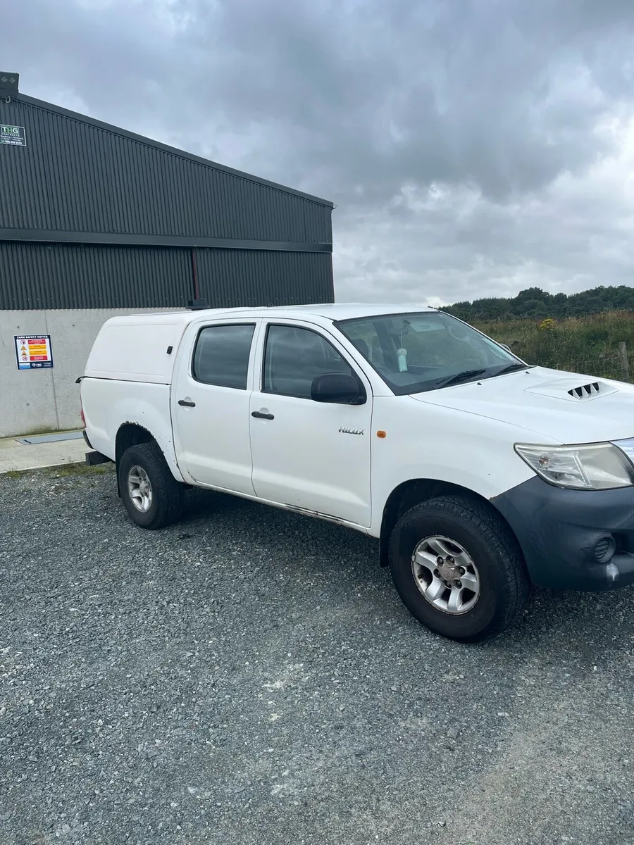Toyota Hilux 2.5 year 2012  white - Image 1