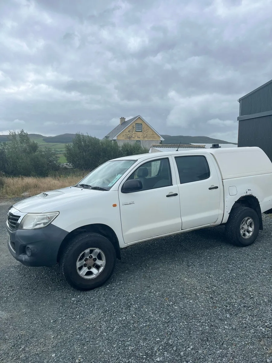 Toyota Hilux 2.5 year 2012  white - Image 2