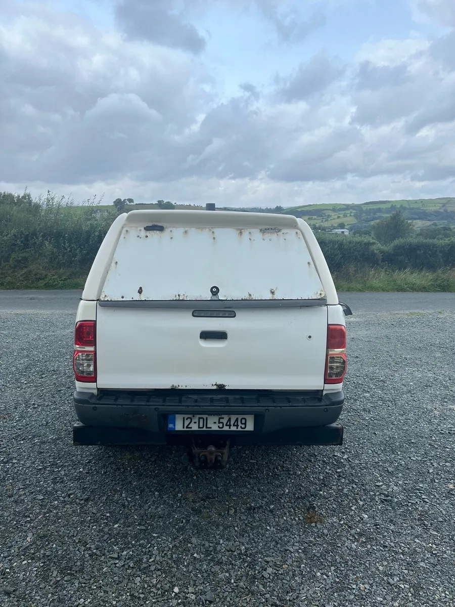 Toyota Hilux 2.5 year 2012  white - Image 4
