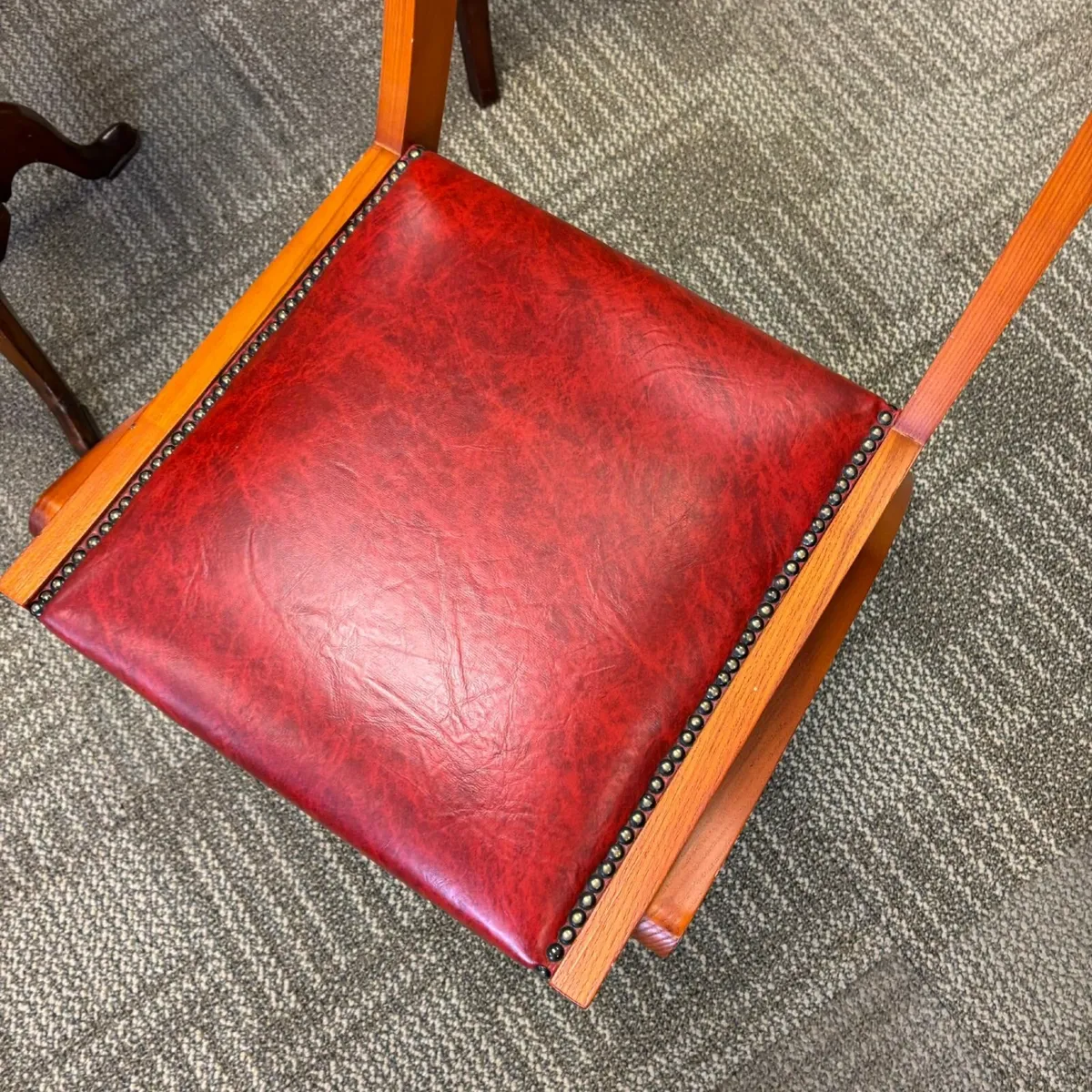 Stunning red leather yew wooden desk chair - Image 3