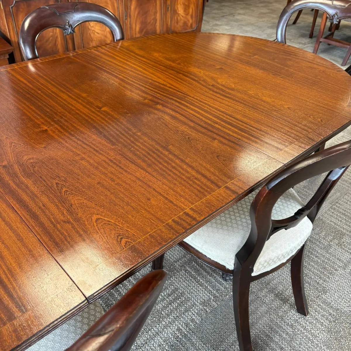 Fabulous mahogany flamed Regency dining with 6 cha - Image 2