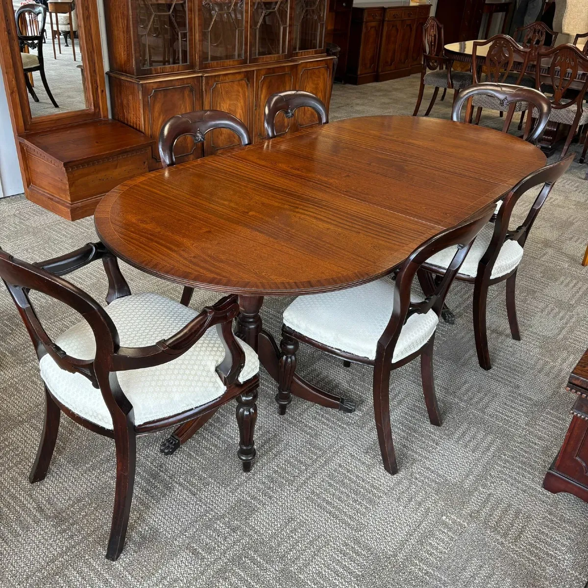 Fabulous mahogany flamed Regency dining with 6 cha - Image 1