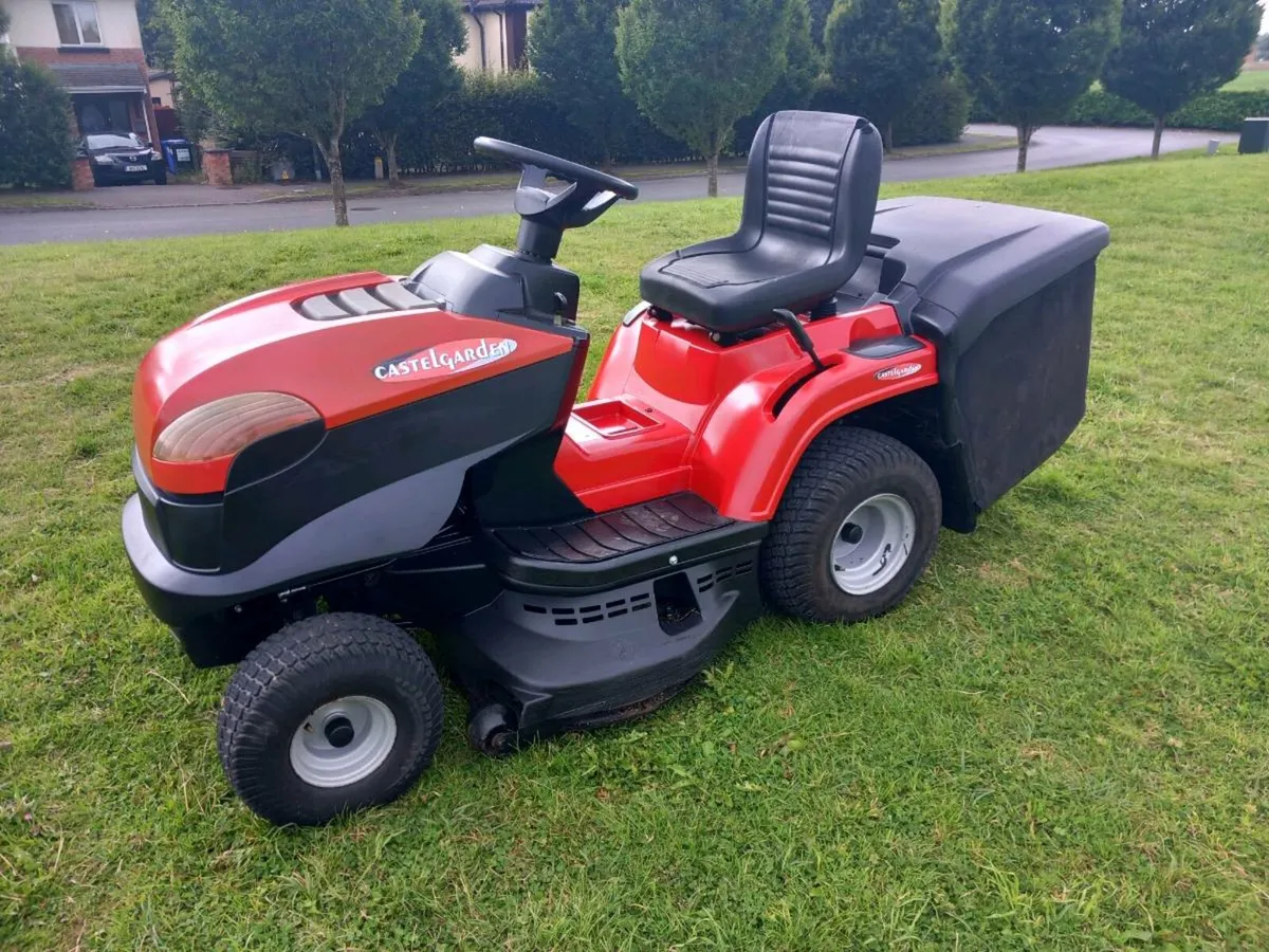 Ride on lawnmower - Image 1