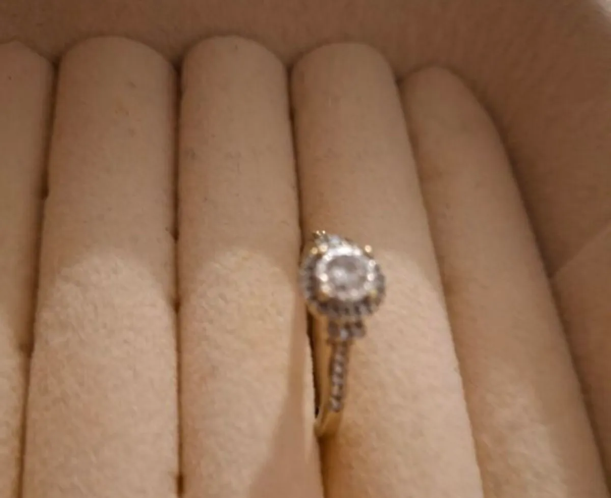 Engagement ring - Image 1