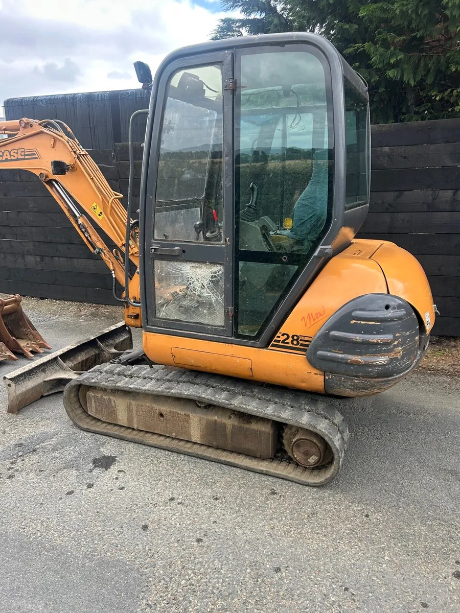 2.8 ton case mini digger - Image 4