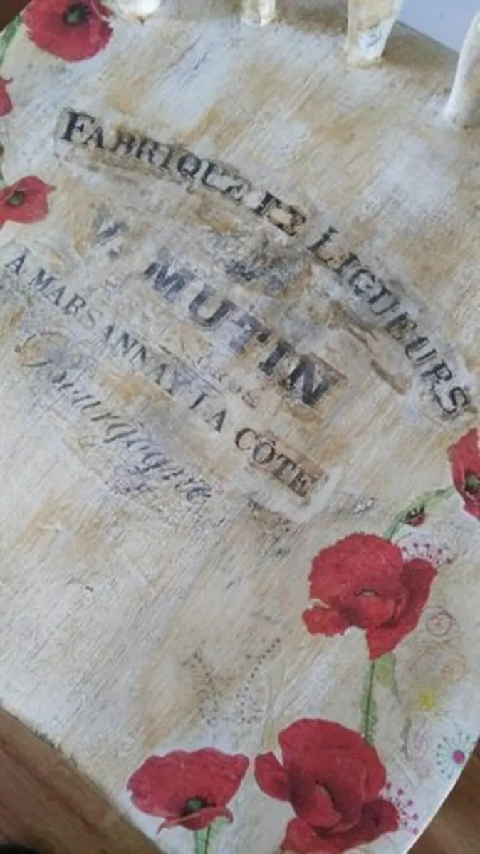 Vintage Farmhouse Charm Poppy Chair - Image 3