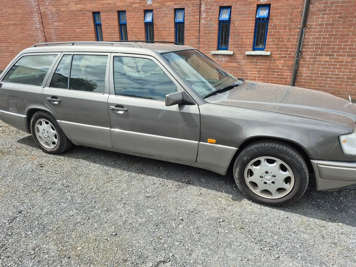 Mercedes-Benz Estate - Image 4