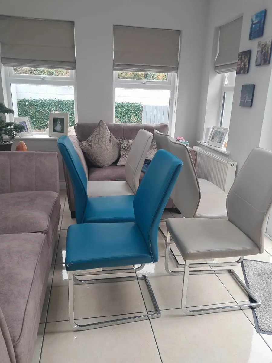 Table chairs - Image 1