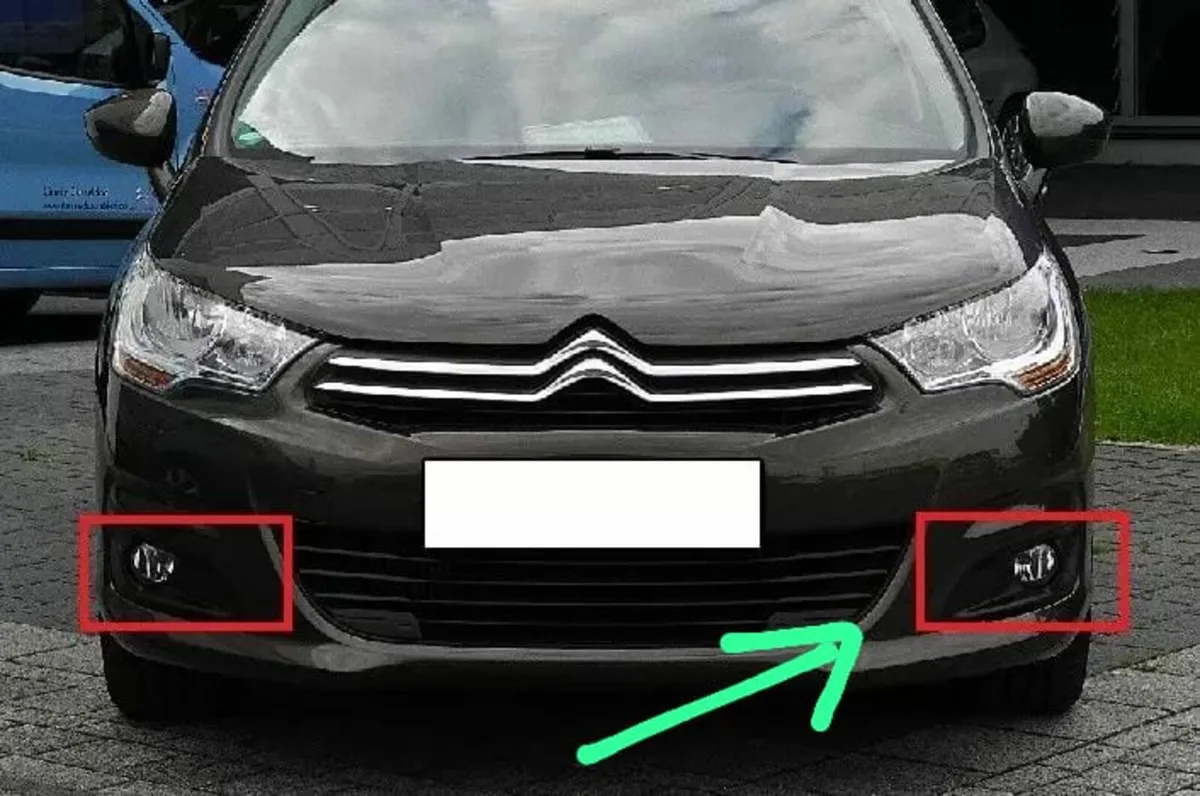 Citreon C4 2011 - front bumper fog light grille - Image 1