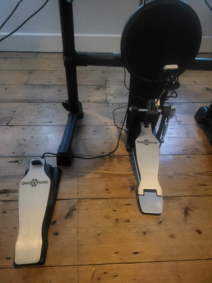Electric drum set complete with amp - Image 2