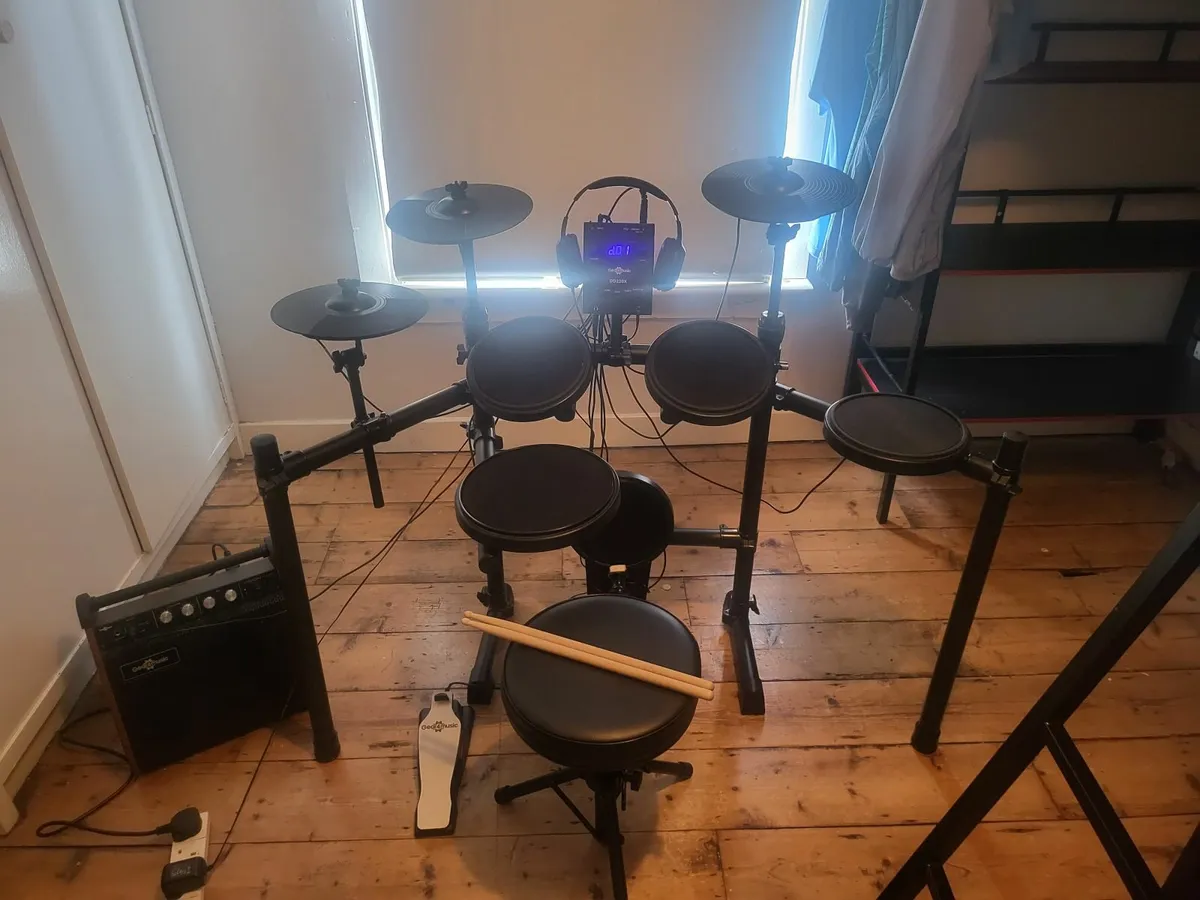 Electric drum set complete with amp - Image 1