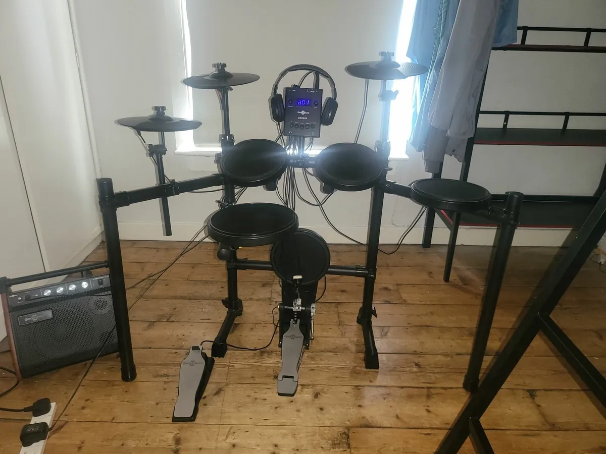 Electric drum set complete with amp - Image 4