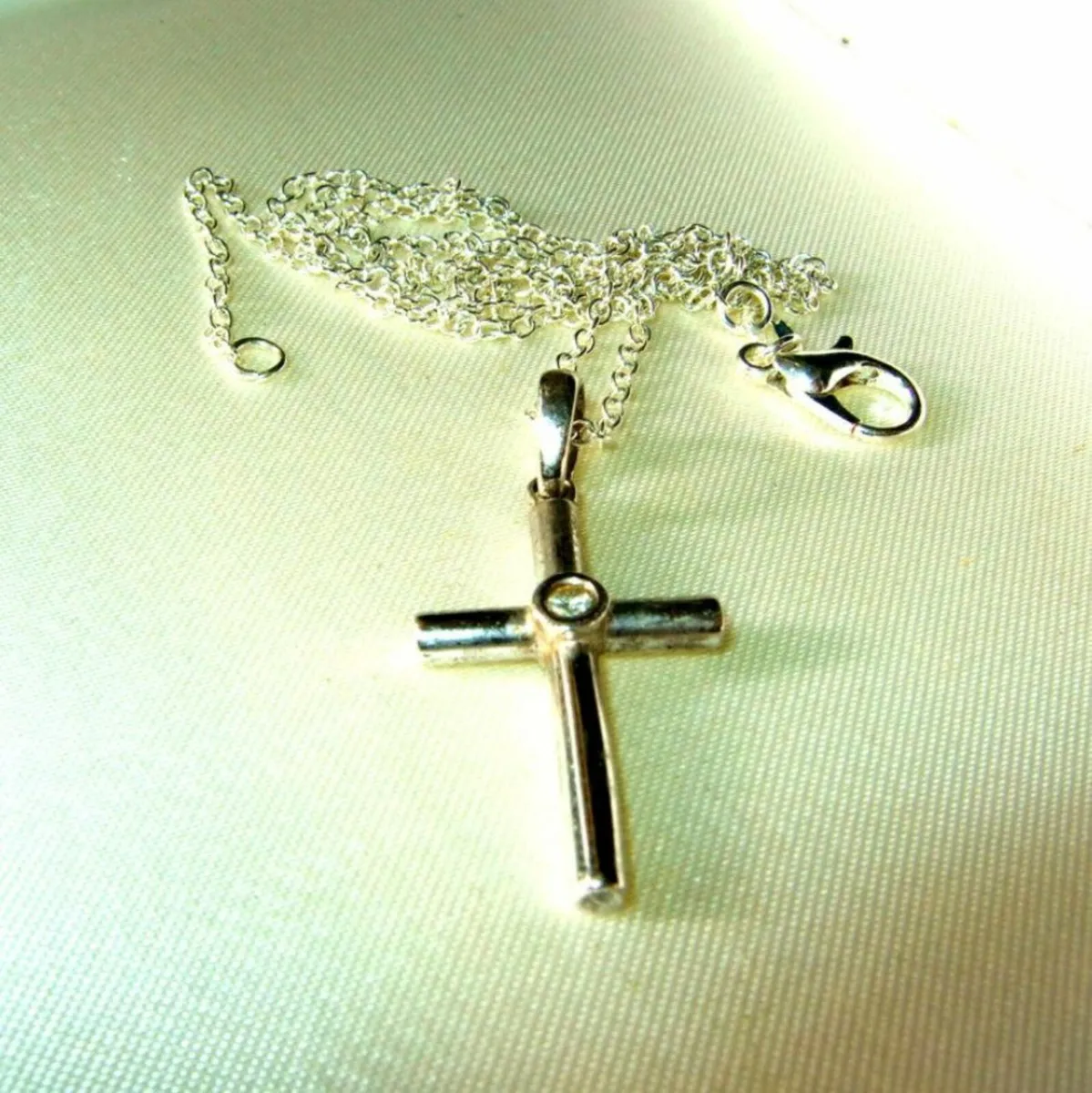 Vintage Hallmarked 9ct White Gold/Diamond Cross - Image 2