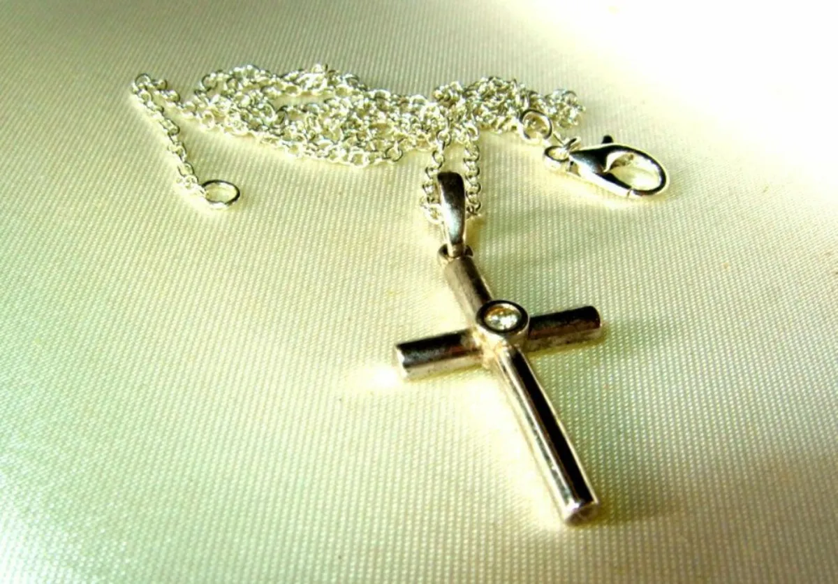 Vintage Hallmarked 9ct White Gold/Diamond Cross - Image 1