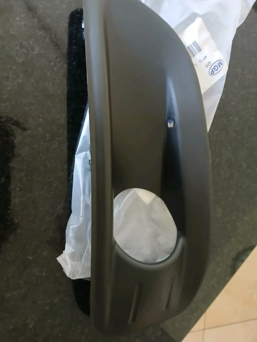 Citreon C4 2011 - front bumper fog light grille - Image 4