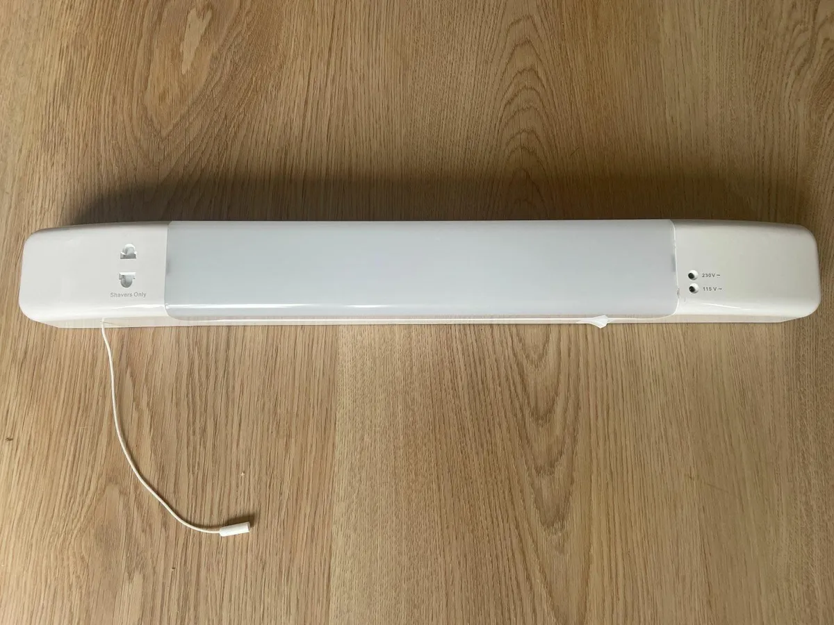 Dual Voltage LED Shaver Light Gloss White - Image 1