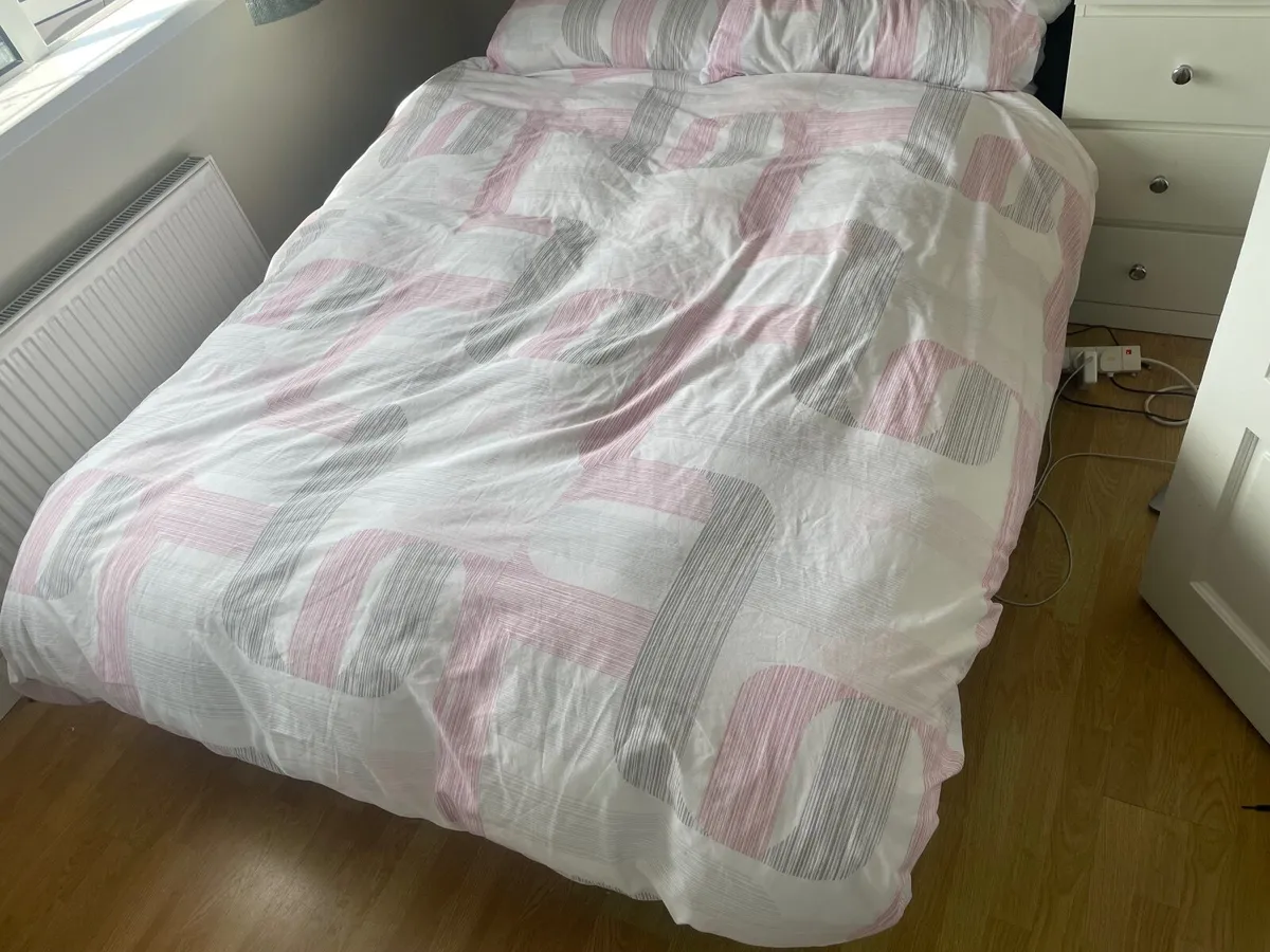 Double bed - Image 1
