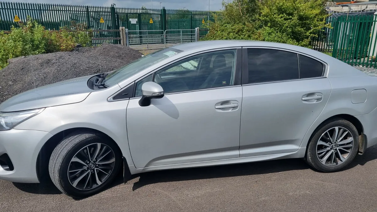 172 Toyota Avensis 2.0d sol - Image 4