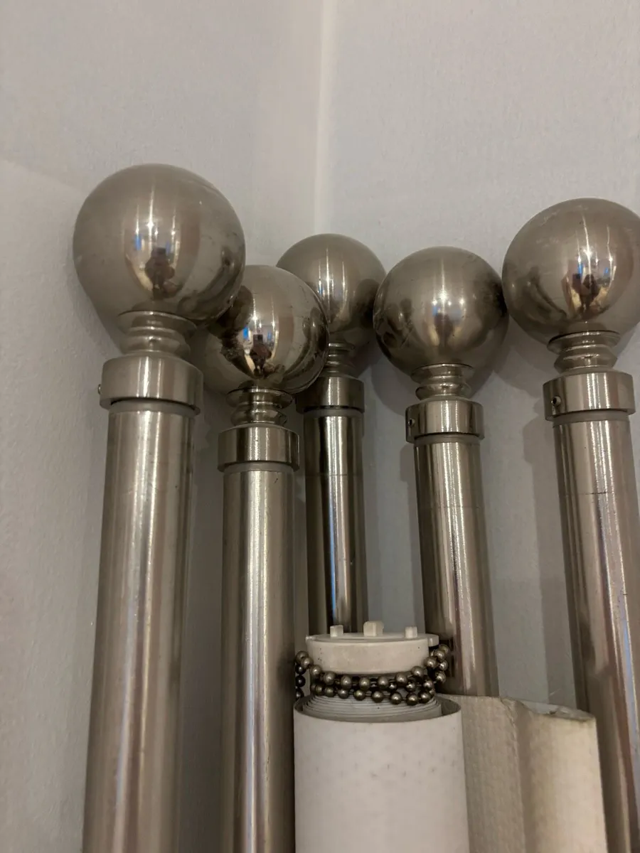 Extendable curtain poles - Image 1