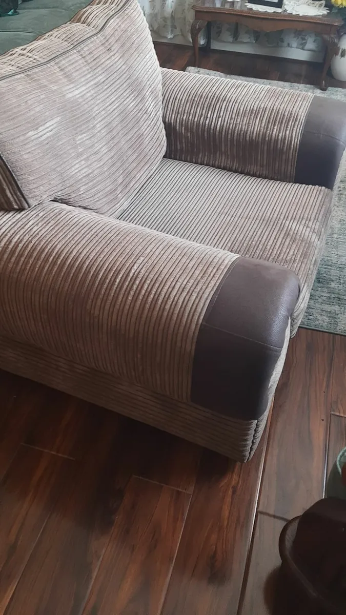Couch and 2 chairs - Image 2