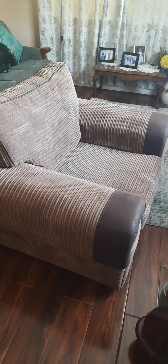 Couch and 2 chairs - Image 3