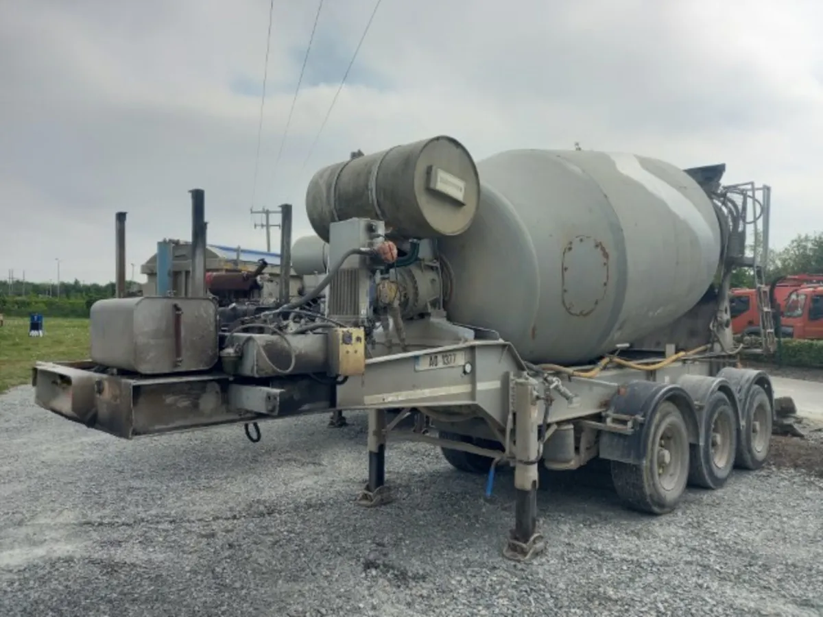2004 Dennison Concrete Mixing Trailer For Auction - Image 1