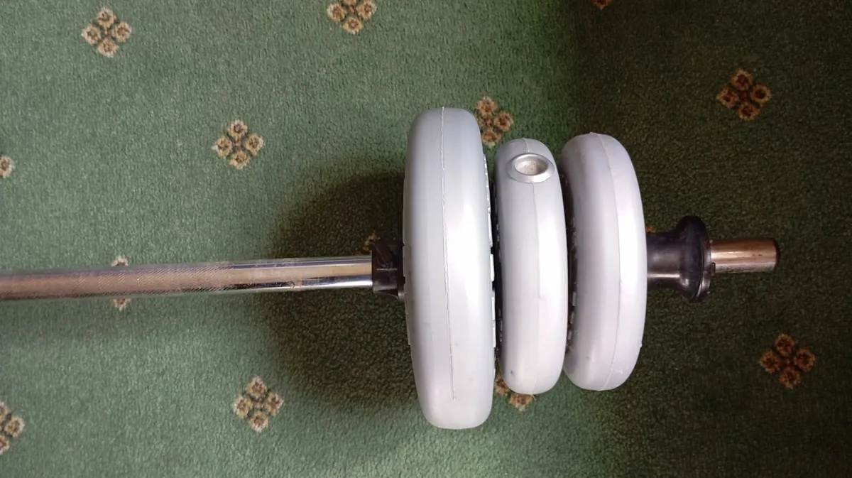 Metal barbell with 6 rubber light weight discs - Image 1