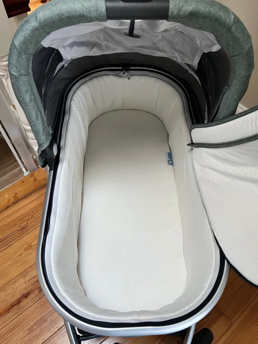Uppababy Vista V2 Travel System - Image 2