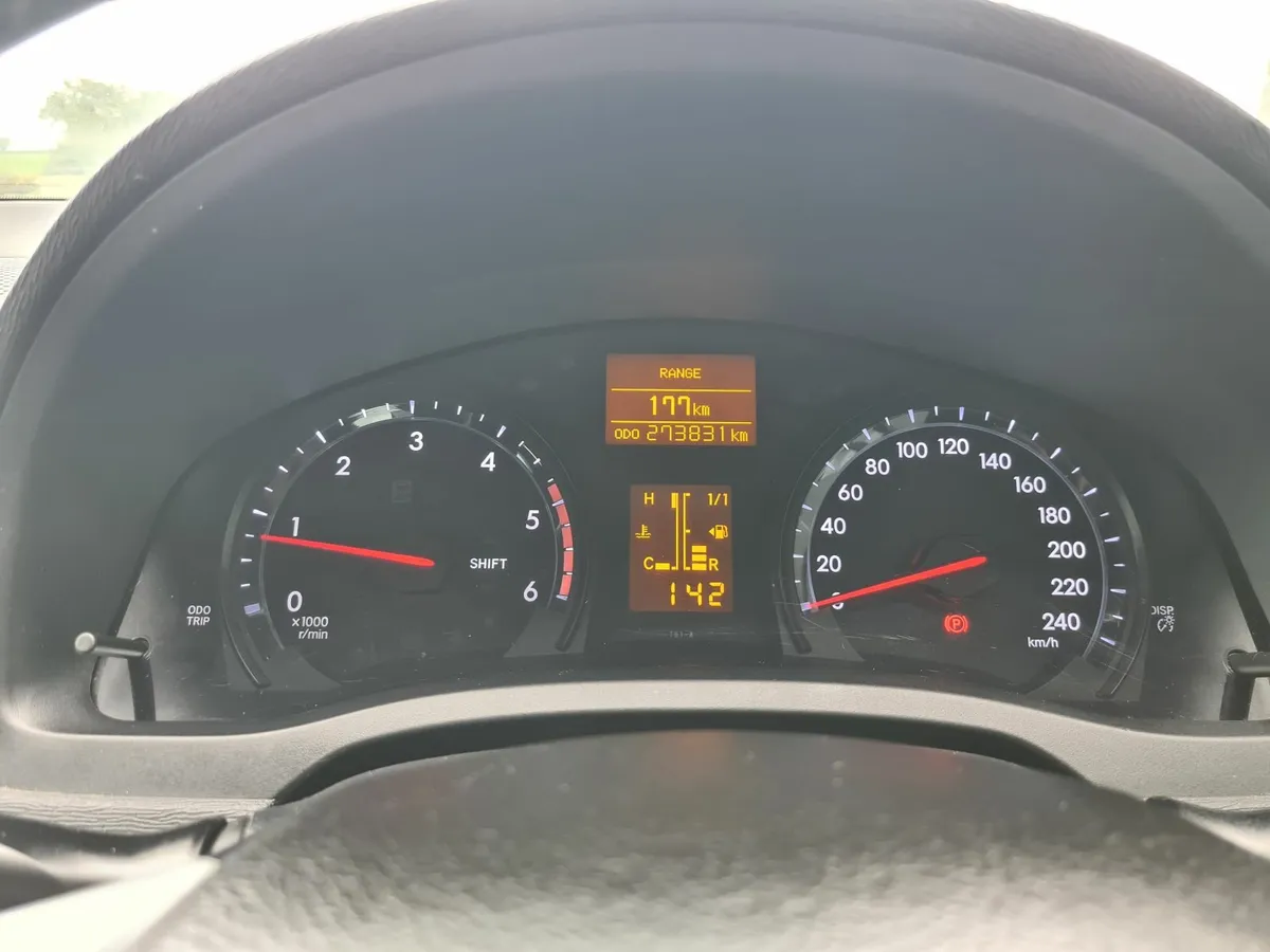 Toyota Avensis Aura 2013 - Image 3
