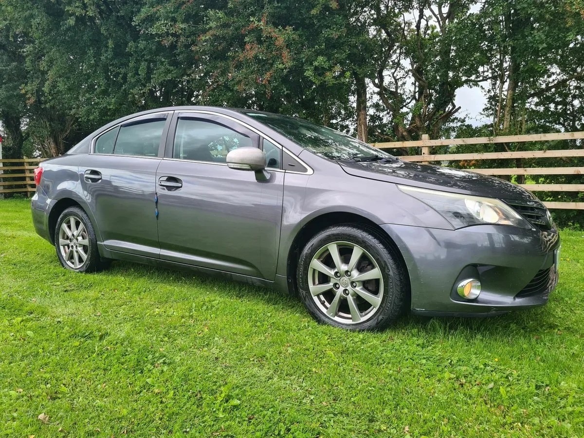 Toyota Avensis Aura 2013 - Image 2