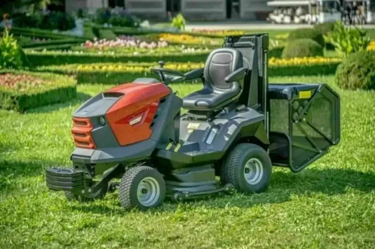 The Starjet UJ PRO High Tip Tractor Mower - Image 1