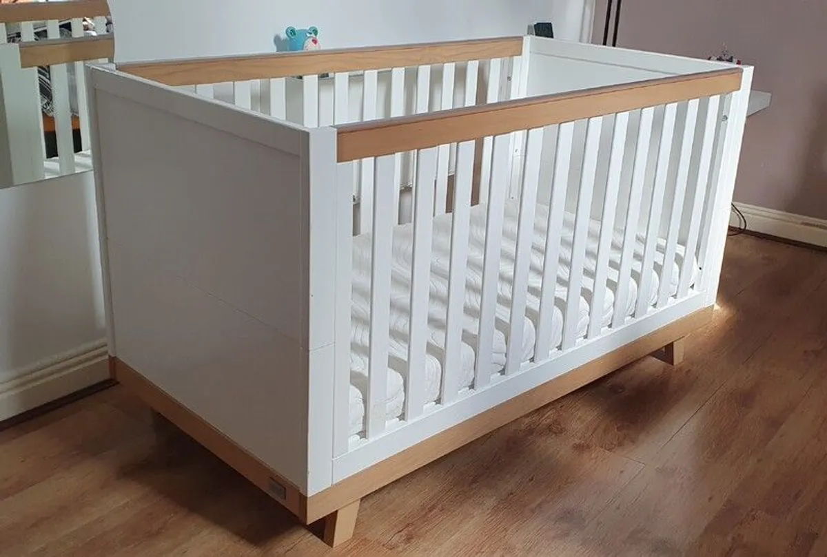 Nested Noa wooden 2-in-1 cot bed, mattress and accessories - Image 1