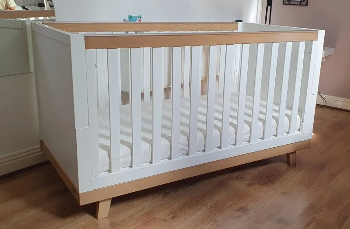 Nested Noa wooden 2-in-1 cot bed, mattress and accessories - Image 2