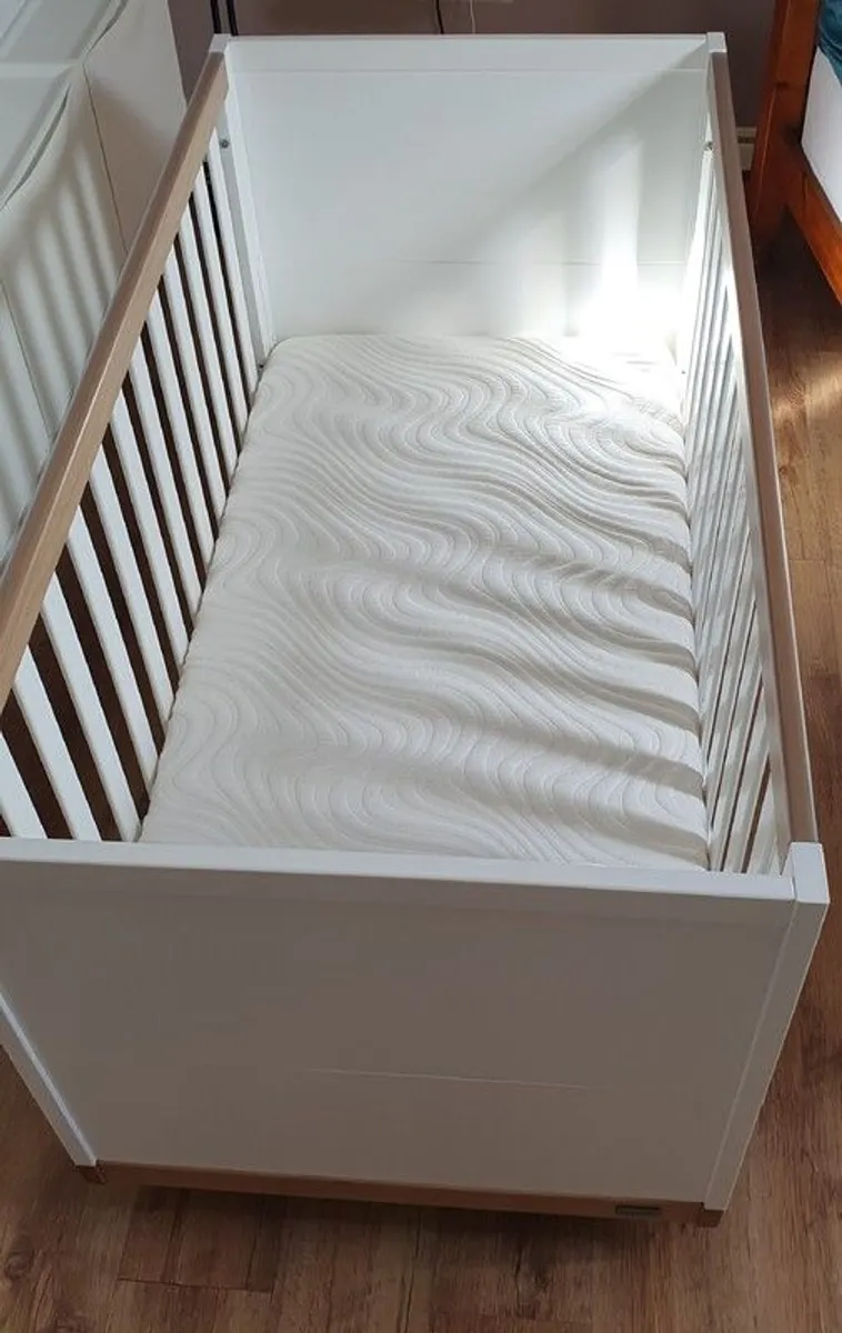 Nested Noa wooden 2-in-1 cot bed, mattress and accessories - Image 3