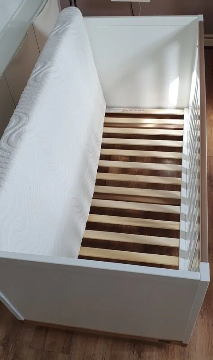 Nested Noa wooden 2-in-1 cot bed, mattress and accessories - Image 4