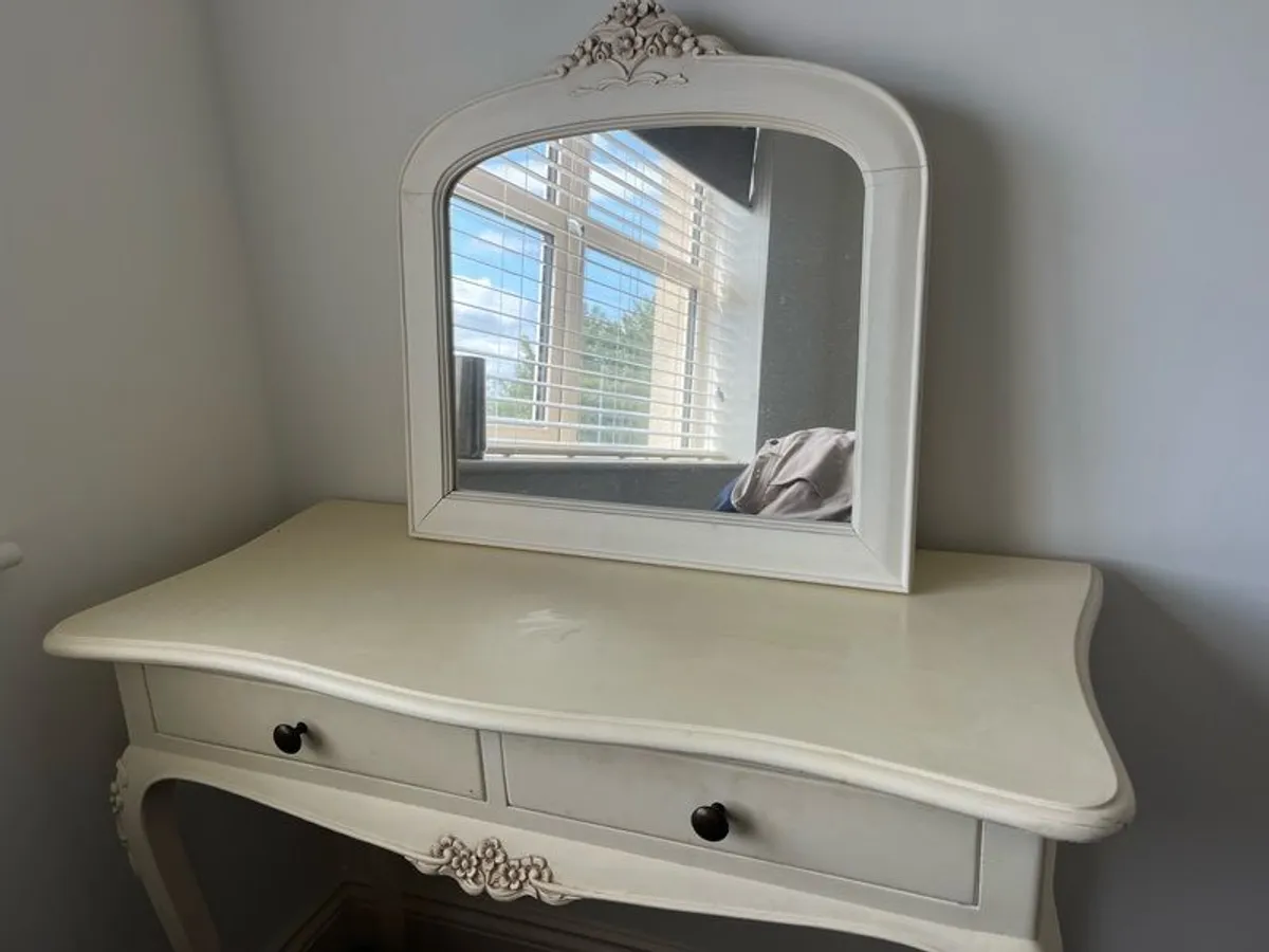 vanity - Image 1