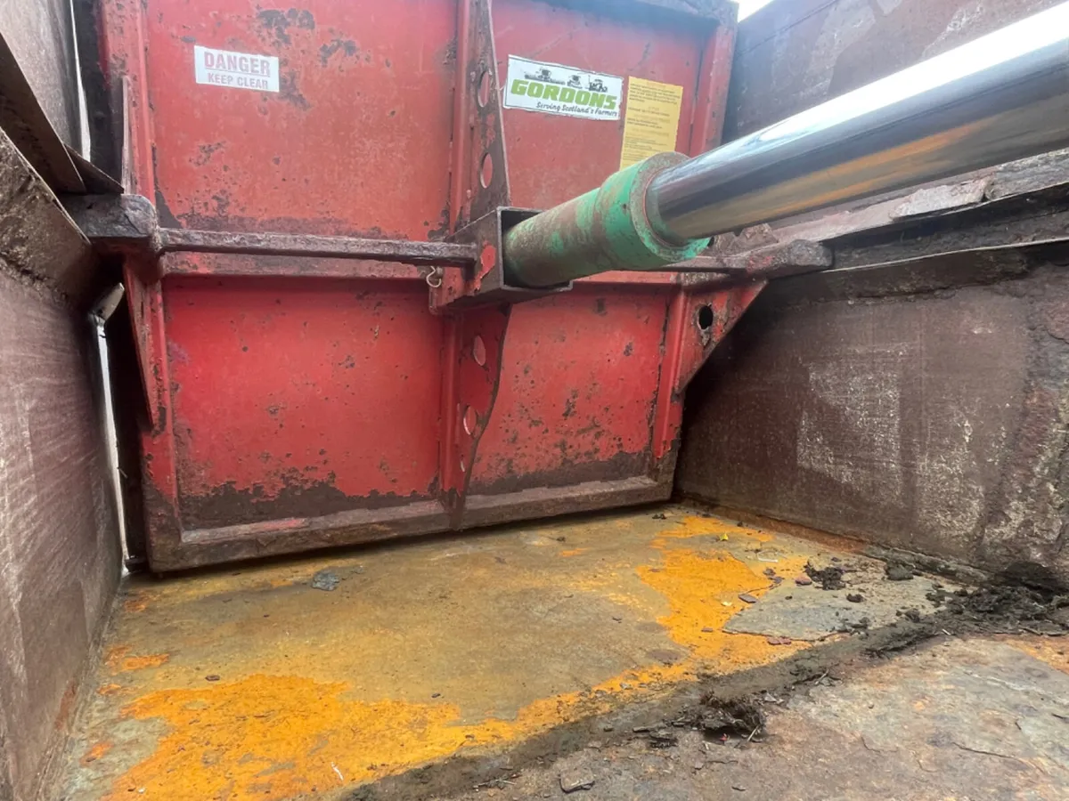 Marshall rear discharge muck spreader - Image 4