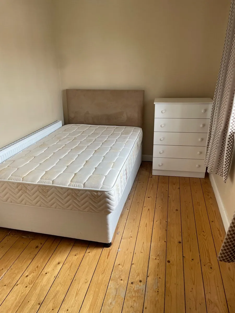 WHITE CHEST OF DRAWERS