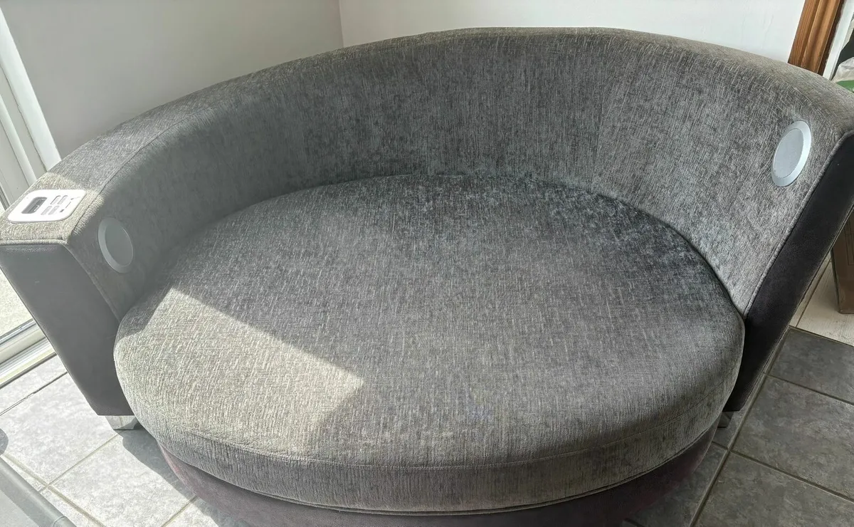 2 seater couch - Image 1