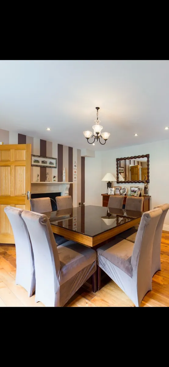 Dining table - Image 1