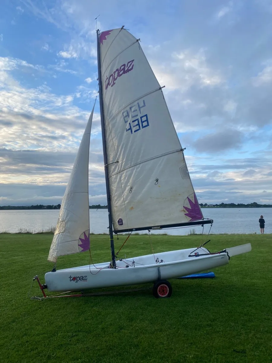 Topper Topaz Tres sailing dinghy - Image 1