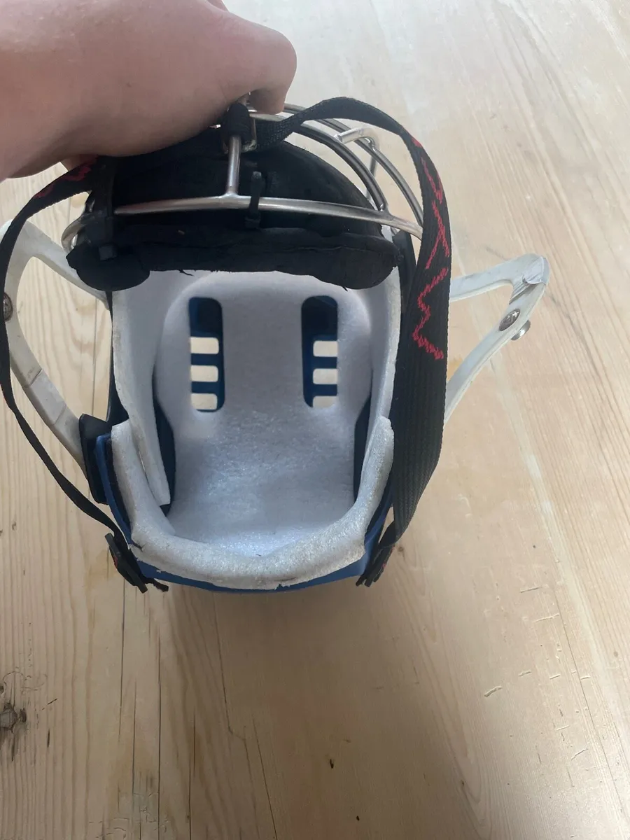 Hurling helmet - Image 3
