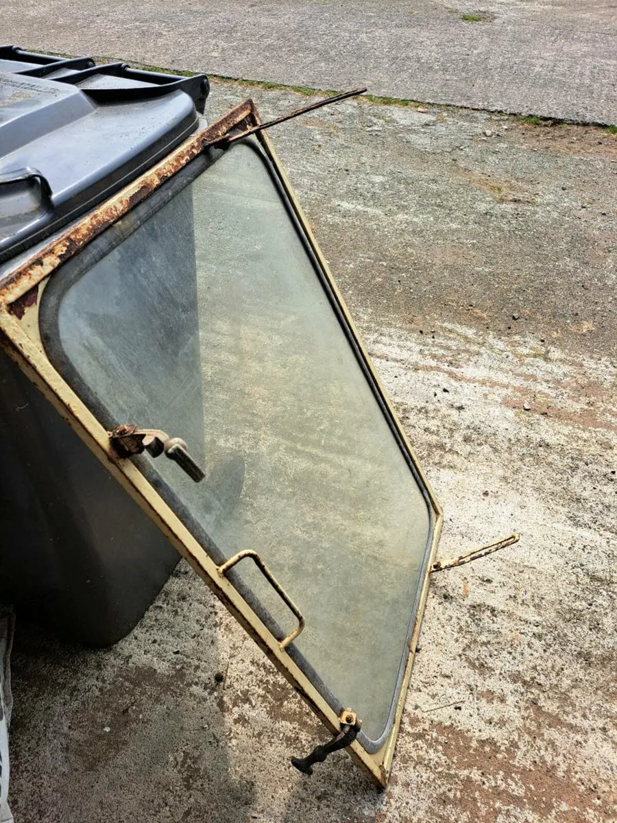 Ursus rear window - Image 1