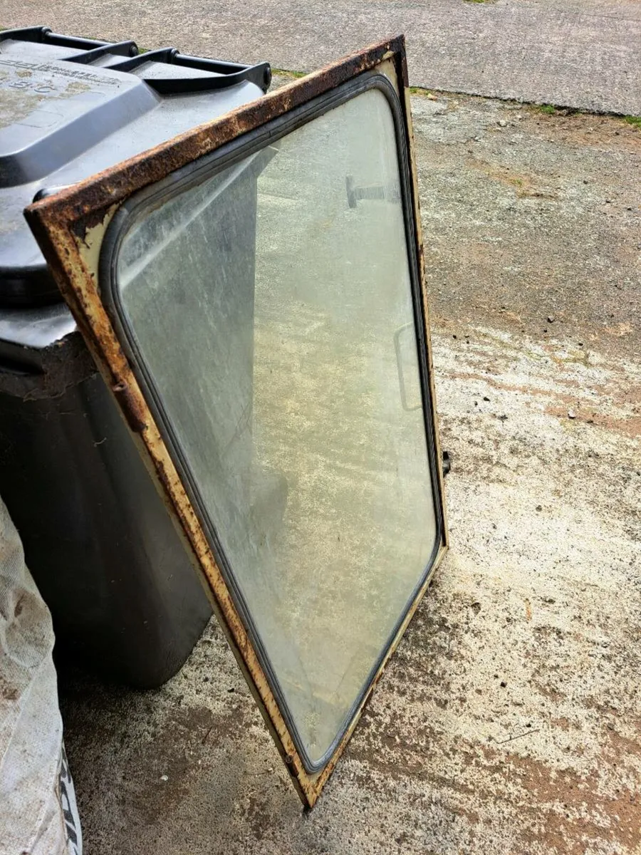 Ursus rear window - Image 4