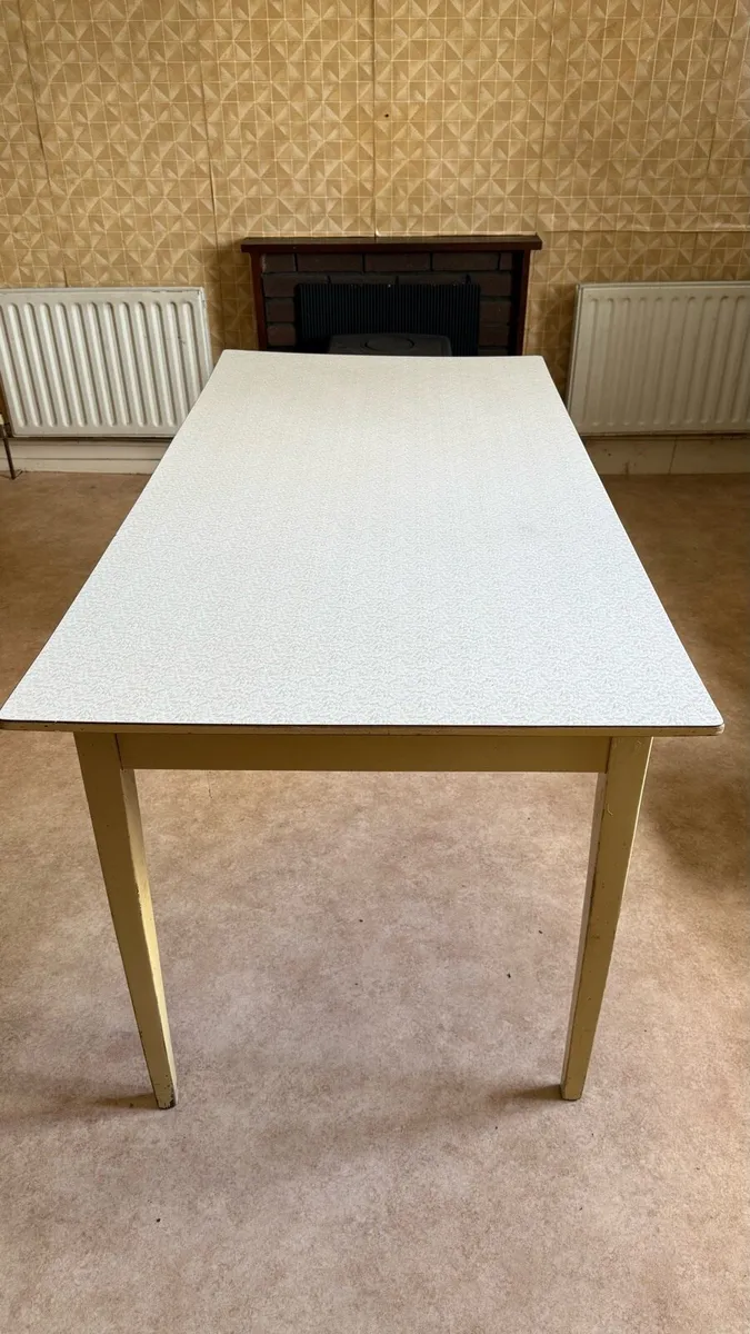 Kitchen table - Image 1
